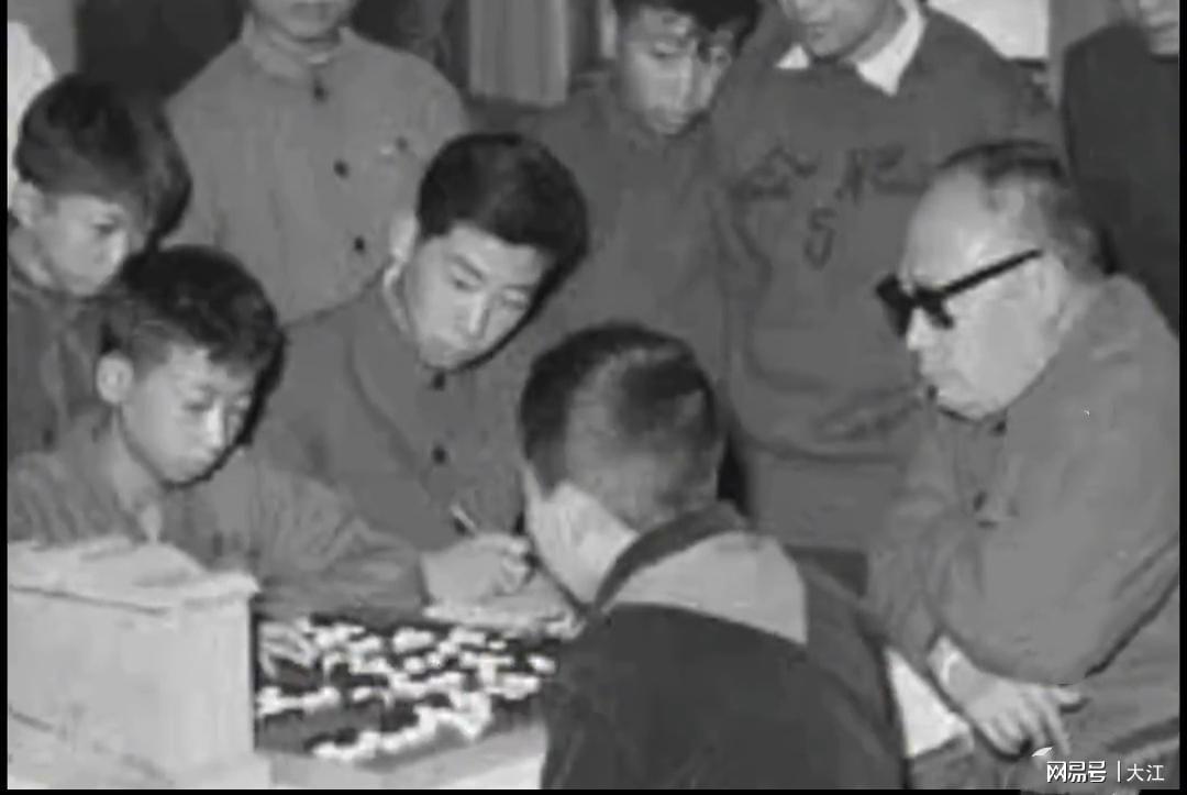 kaiyun-陈毅元帅正在全神贯注地与聂卫平下棋，在天赋面前，第一局就输了
